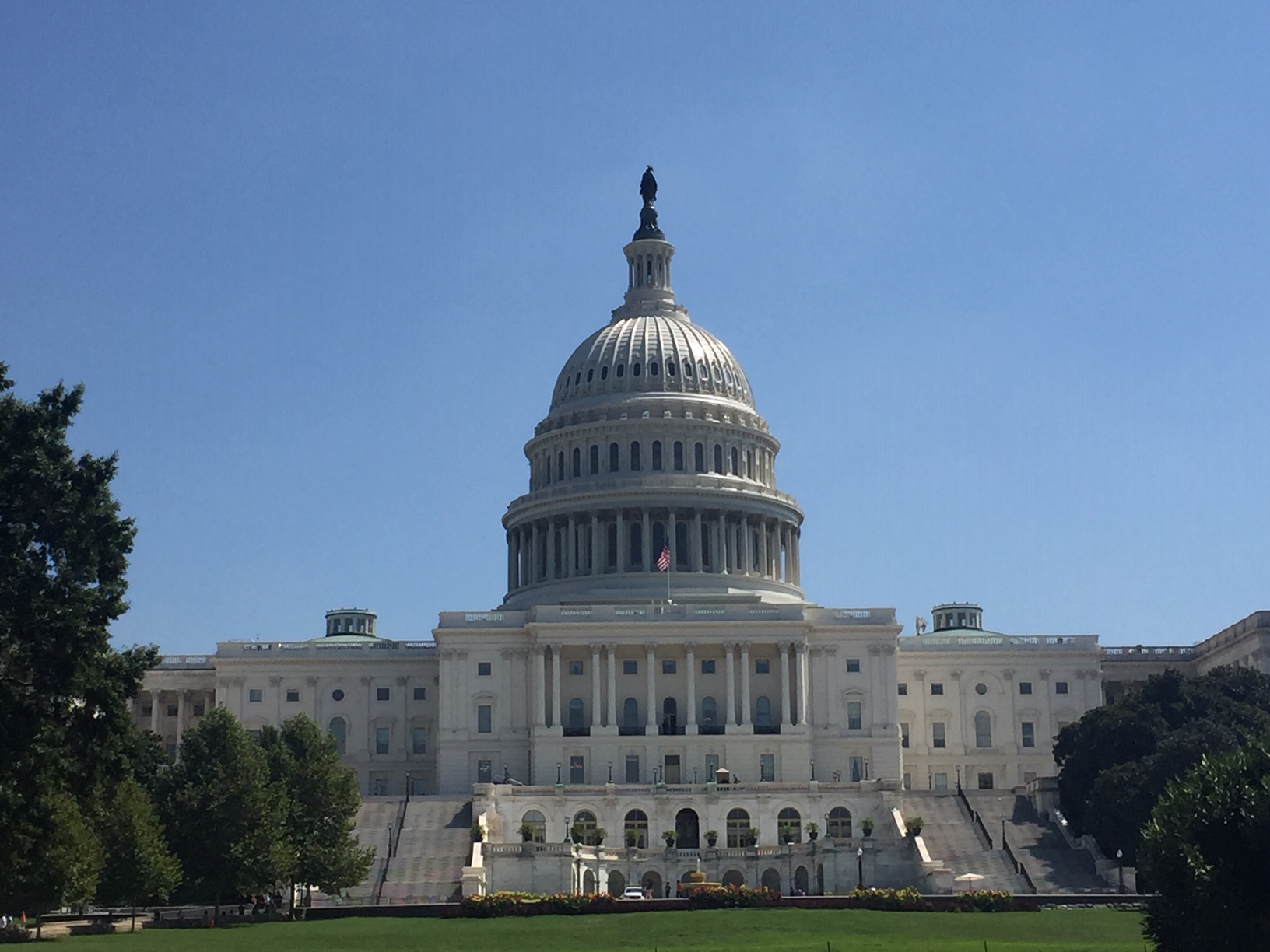 Picture of the capitol building from the front.