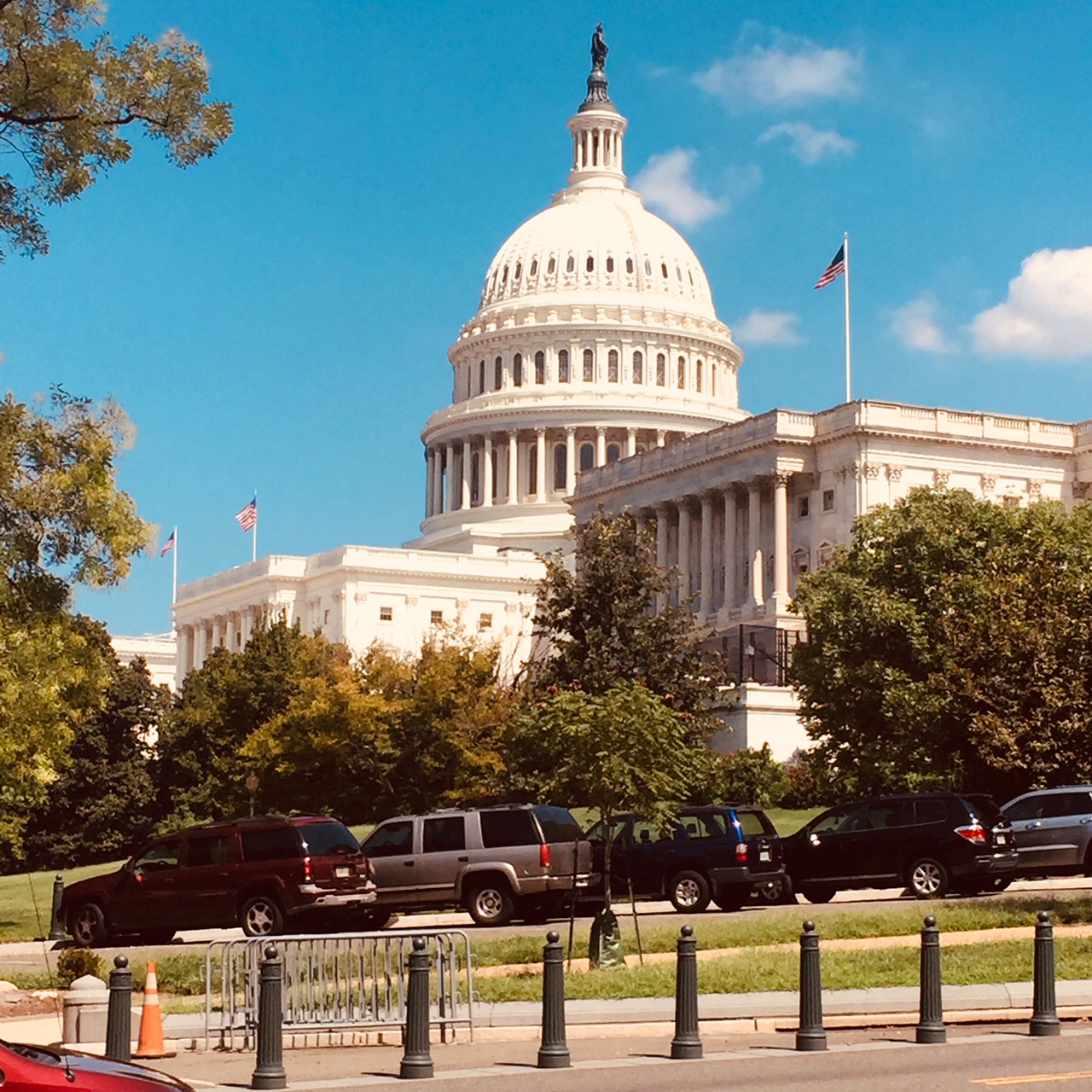 Picture of the capitol building from the side.